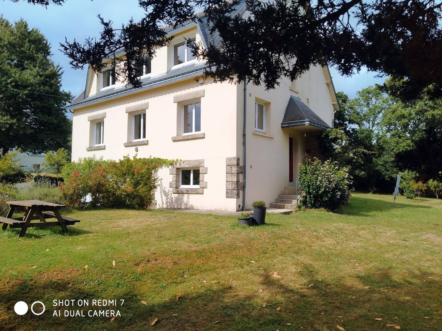 Grande maison familiale dans un cadre de verdure